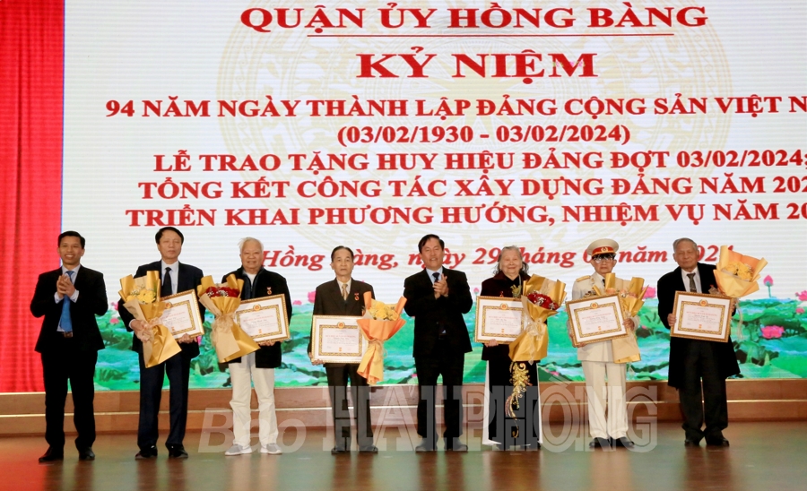 Quận ủy Hồng Bàng: Trao Huy hiệu Đảng tặng 126 đảng viên đợt 3-2