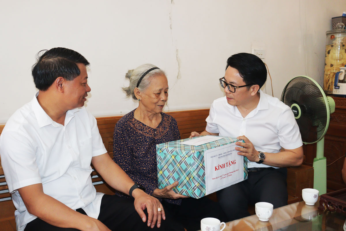 Trưởng Ban Dân vận Thành ủy thăm, tặng quà gia đình có công trên địa bàn quận Kiến An nhân dịp kỷ niệm 77 năm Ngày Thương binh, liệt sỹ