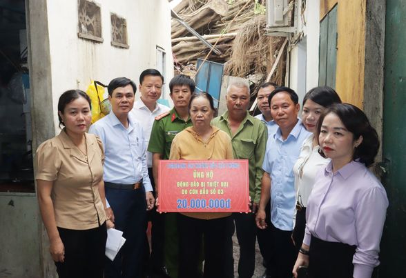 Quận Hồng Bàng: Thăm hỏi, động viên và trao kinh phí ủng hộ người dân bị thiệt hại do cơn Bão số 3 gây ra 