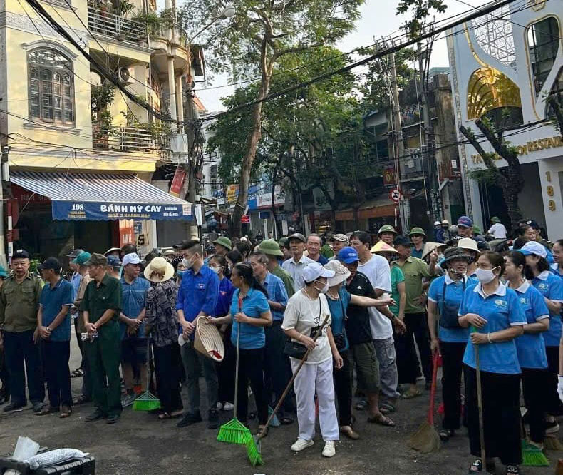 Quận Lê Chân: đồng loạt ra quân dọn vệ sinh môi trường, phun khử khuẩn phòng, chống dịch bệnh